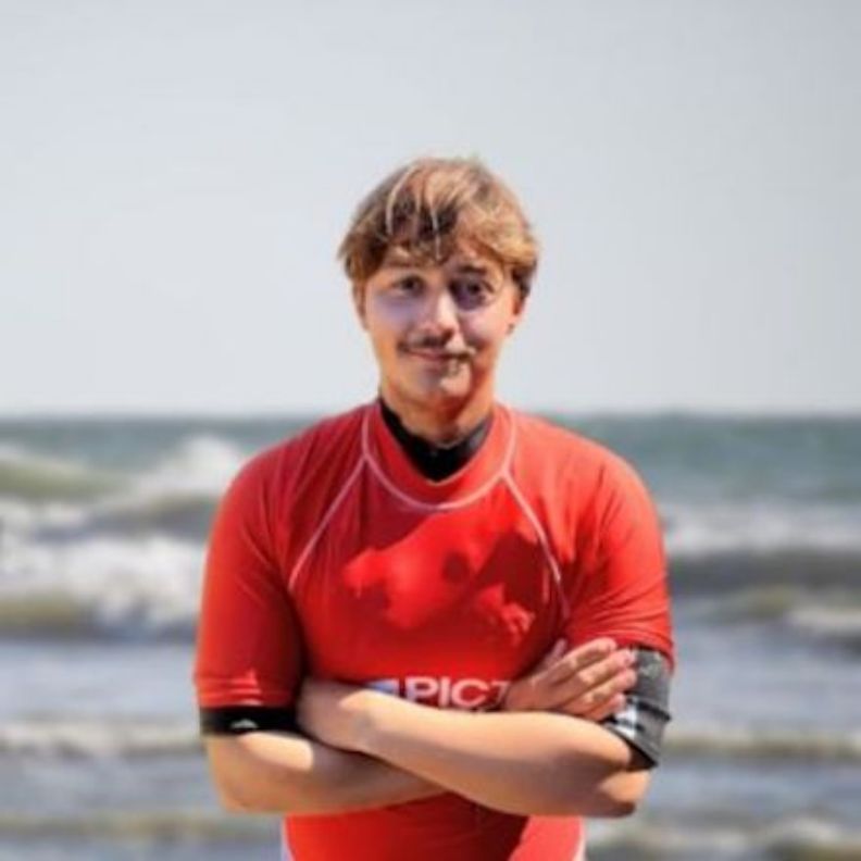 Cours et stage de surf à Oléron surf club avec Liam